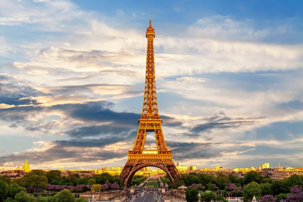 رحلة في قمة برج إيفل باريس